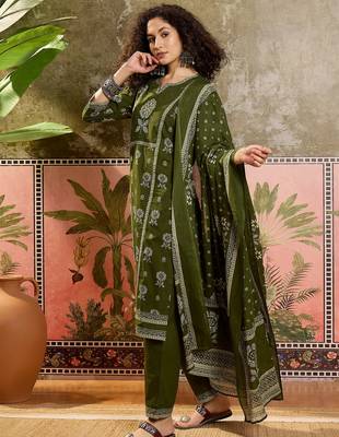 Green printed kurta with trousers & dupatta set 3