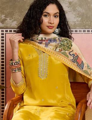 Mustrad plain kurta with trousers & dupatta set 5