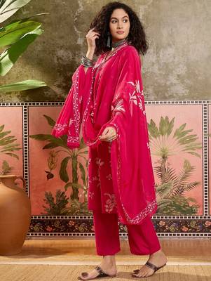 Pink printed kurta with trousers & dupatta set 3