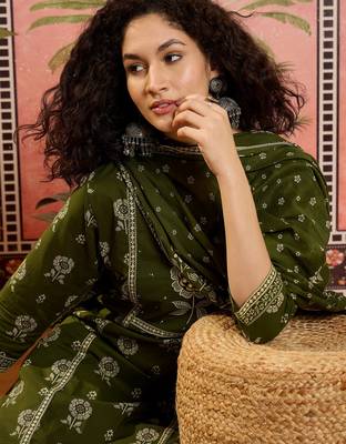 Green printed kurta with trousers & dupatta set 5