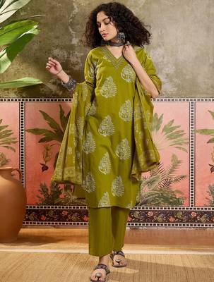 Green printed kurta with trousers & dupatta set 1