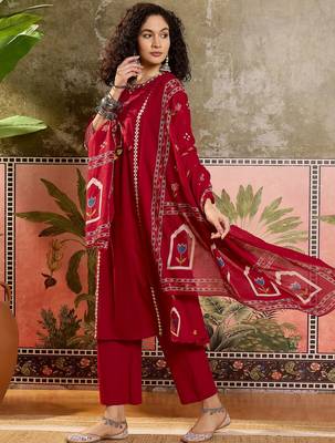 Red printed kurta with trousers & dupatta set 3