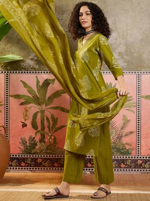Green printed kurta with trousers & dupatta set 4