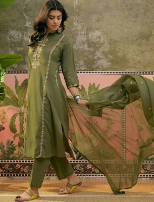 Mehndi green printed kurta with trousers & dupatta set 4
