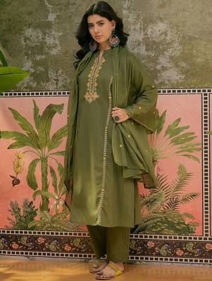 Mehndi green printed kurta with trousers & dupatta set 5