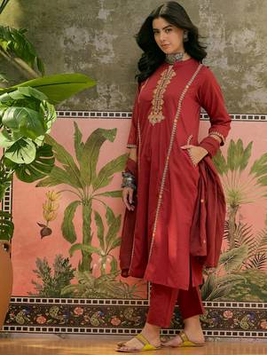 Maroon printed kurta with trousers & dupatta set 5