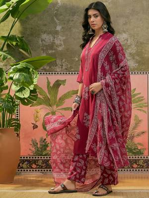 Maroon printed kurta with trousers & dupatta set 4