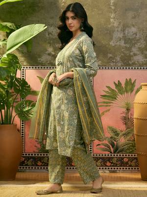 Green  printed kurta with trousers & dupatta set 4
