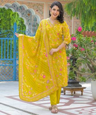 Green floral printed kurta with trousers & dupatta set 1