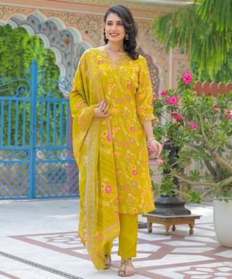 Green floral printed kurta with trousers & dupatta set 3