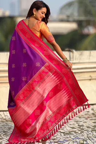 Light purple border traditional butti & geometric zari work rich woven pallu design