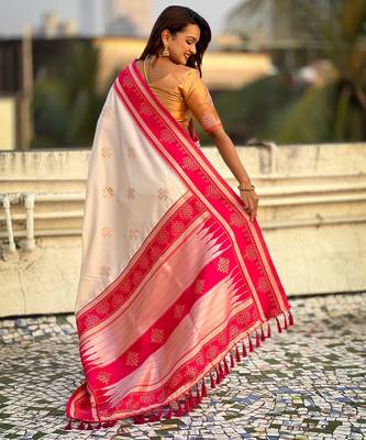 Off white border traditional butti & geometric zari work rich woven pallu design 2