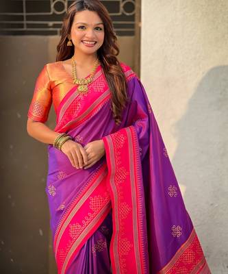 Light purple border traditional butti & geometric zari work rich woven pallu design 4