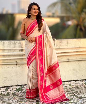 Off white border traditional butti & geometric zari work rich woven pallu design 3