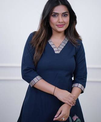 Navy blue embroidered kurta 4