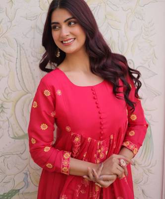 Red embroidered anarkali set 4
