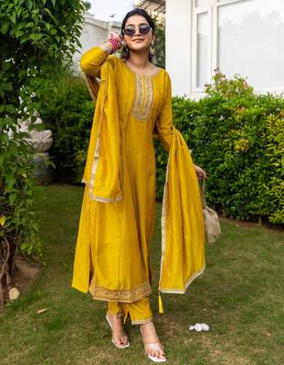 yellow embroidered kurta set 1