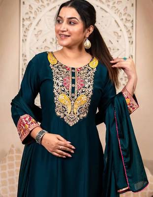 Teal-green embroidered kurta set 5