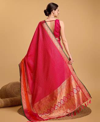 Dark pink woven checkered pure silk banarasi saree with blouse 4