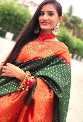 Green red silk blend banarasi saree with unstitched blouse piece 3