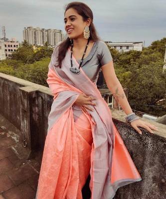 Peach grey silk blend banarasi saree with unstitched blouse piece 2