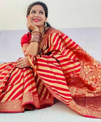 Red silk blend banarasi saree with unstitched blouse piece 4
