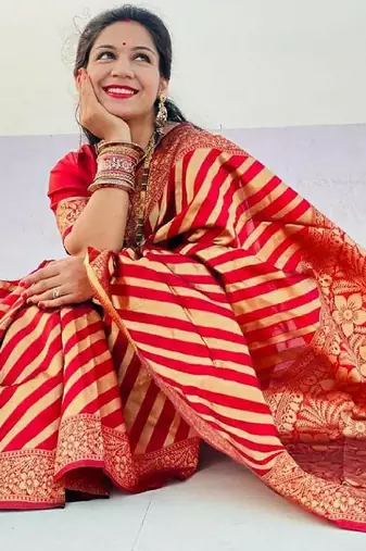 Red silk blend banarasi saree with unstitched blouse piece