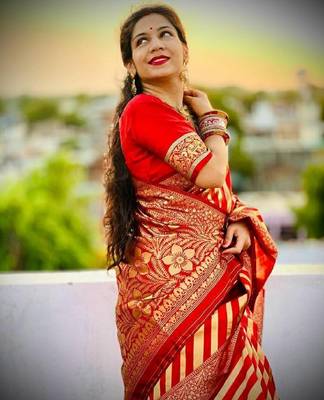 Red silk blend banarasi saree with unstitched blouse piece 5