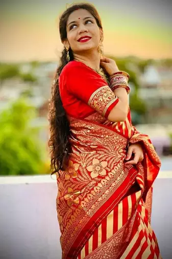 Red silk blend banarasi saree with unstitched blouse piece