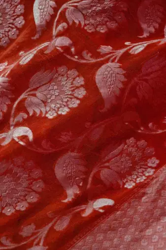 Red silk blend banarasi saree with unstitched blouse piece