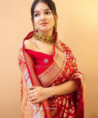 Red silk blend banarasi saree with unstitched blouse piece 3