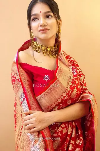 Red silk blend banarasi saree with unstitched blouse piece