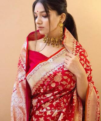 Red silk blend banarasi saree with unstitched blouse piece 4