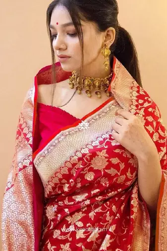 Red silk blend banarasi saree with unstitched blouse piece