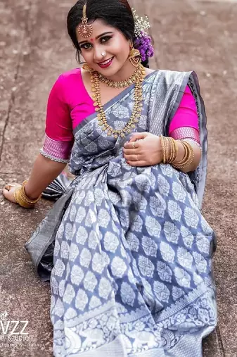 Grey silk blend banarasi saree with unstitched blouse piece