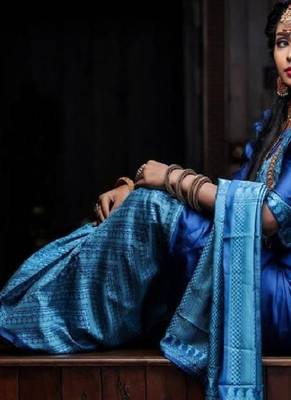 Blue rama silk blend banarasi saree with unstitched blouse piece 4