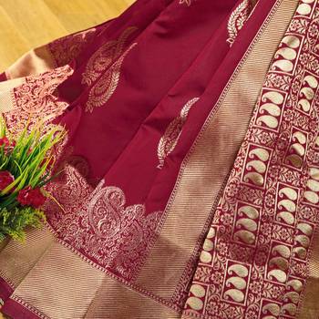Maroon silk blend banarasi saree with unstitched blouse piece 5