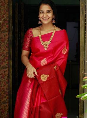 Red silk blend banarasi saree with unstitched blouse piece 1