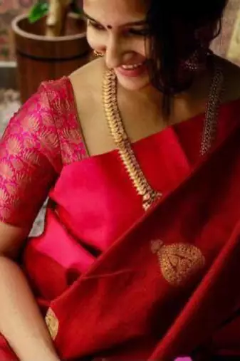 Red silk blend banarasi saree with unstitched blouse piece