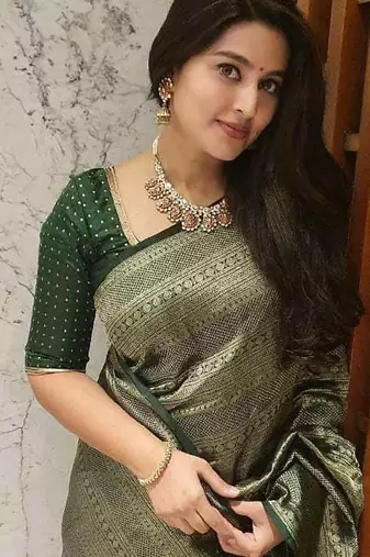 Green silk blend banarasi saree with unstitched blouse piece