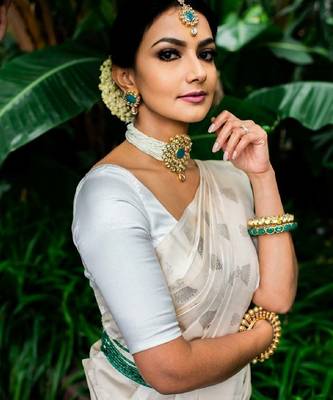 White silk blend banarasi saree with unstitched blouse piece 1