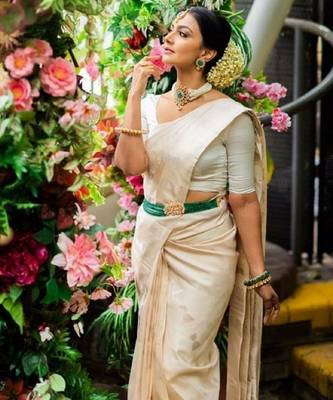 White silk blend banarasi saree with unstitched blouse piece 2