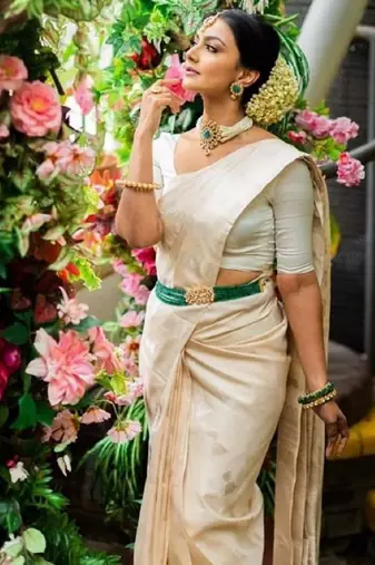 White silk blend banarasi saree with unstitched blouse piece