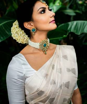 White silk blend banarasi saree with unstitched blouse piece 4