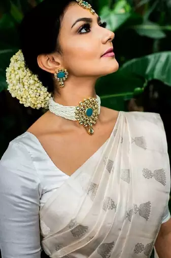 White silk blend banarasi saree with unstitched blouse piece
