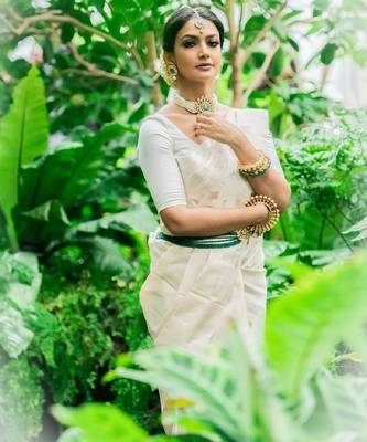 White silk blend banarasi saree with unstitched blouse piece 5