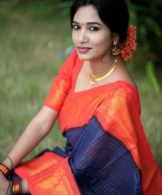 Blue red silk blend banarasi saree with unstitched blouse piece 5