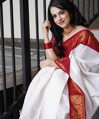 White red silk blend banarasi saree with unstitched blouse piece 2