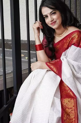 White red silk blend banarasi saree with unstitched blouse piece