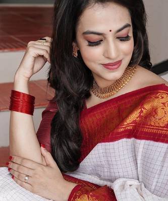 White red silk blend banarasi saree with unstitched blouse piece 4